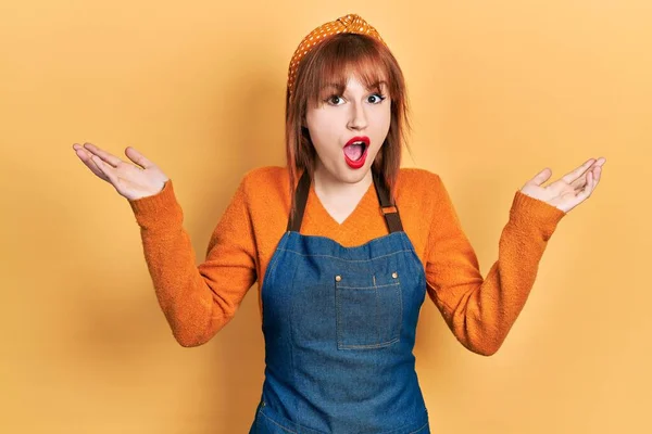 Redhead Ung Kvinna Bär Förkläde Firar Seger Med Glada Leende — Stockfoto