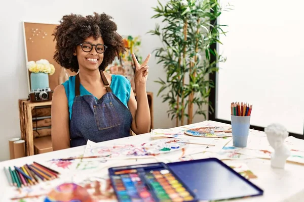 Güzel Afro Saçlı Amerikalı Kadın Sanat Stüdyosunda Resim Yapıyor Gülümsüyor — Stok fotoğraf
