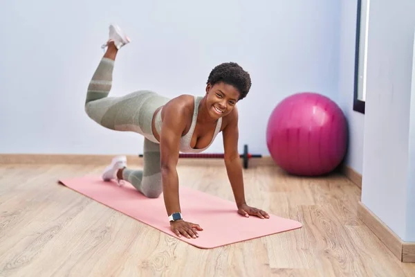Африканська Американка Усміхається Вправно Тренувати Ноги Спортивному Центрі — стокове фото