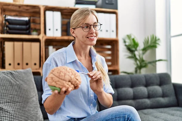 Junge Blonde Psychologin Mit Gehirn Sitzt Auf Sofa Klinik — Stockfoto