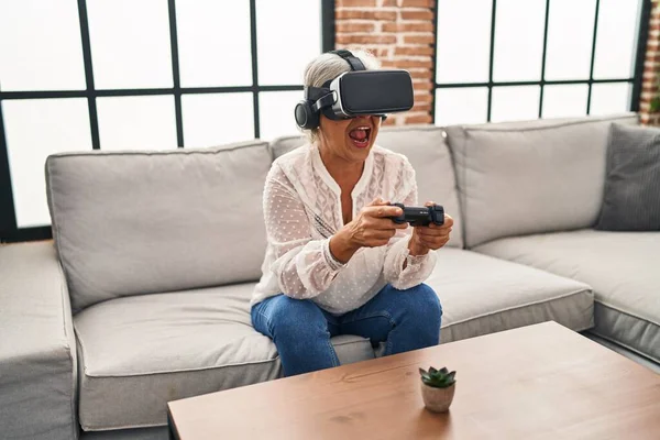 Mulher Meia Idade Jogando Videogame Casa — Fotografia de Stock