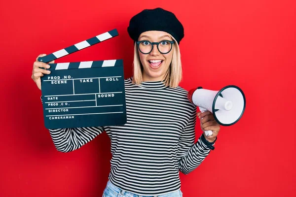 Schöne Blonde Frau Mit Video Film Klappe Und Megafon Feiert — Stockfoto