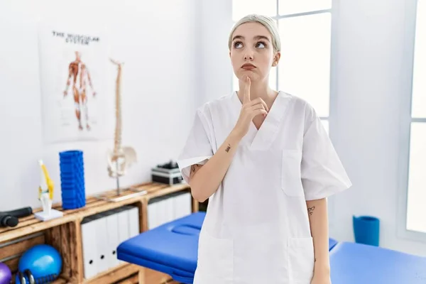Молодая Белая Женщина Работающая Клинике Лечению Боли Думала Сомнениях Пальцем — стоковое фото