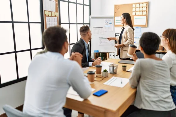 Grupo Trabajadores Empresariales Que Escuchan Conferencia Del Jefe Durante Reunión — Foto de Stock