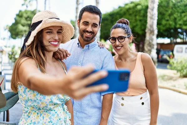 Drie Spaanse Vrienden Glimlachend Gelukkig Maken Selfie Door Smartphone Stad — Stockfoto