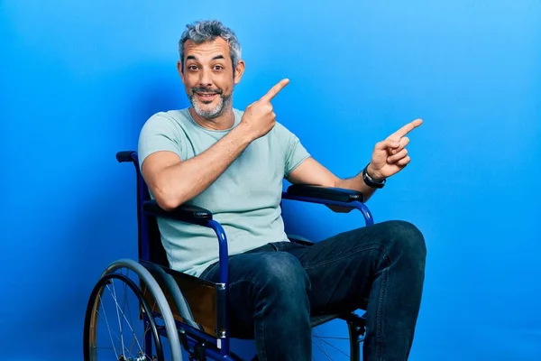Красивий Чоловік Середнього Віку Сірим Волоссям Сидячи Інвалідному Візку Посміхаючись — стокове фото