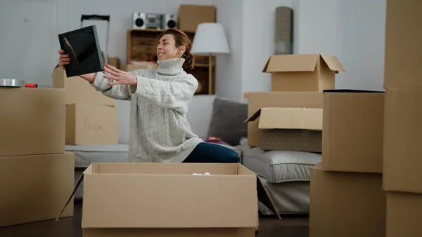 Medioevo Donna Ispanica Pacchetto Unboxing Nuova Casa — Foto Stock