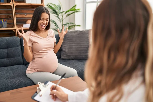 Jonge Zwangere Vrouw Therapie Sessie Vieren Gek Gek Voor Succes — Stockfoto