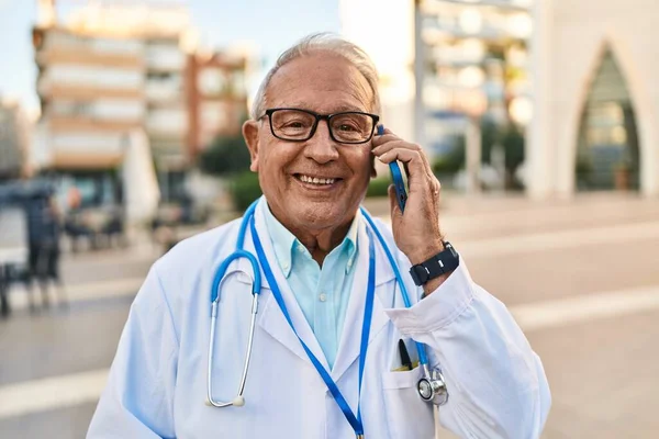 Homem Sênior Vestindo Uniforme Médico Falando Smartphone Rua — Fotografia de Stock