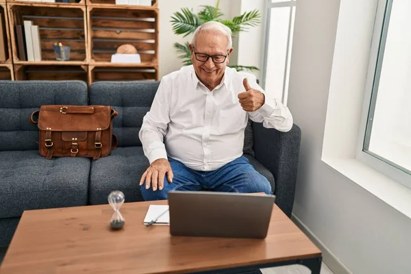 Senior Therapist Grey Hair Doing Online Session Consultation Office Smiling — ストック写真