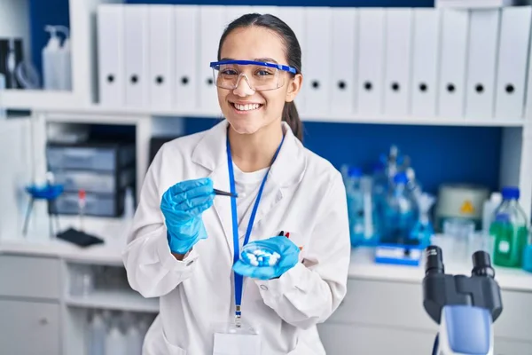 Joven Científica Hispana Sosteniendo Píldoras Con Pinza Laboratorio — Foto de Stock