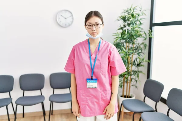 Jovem Enfermeira Asiática Sala Espera Médica Relaxado Com Expressão Séria — Fotografia de Stock