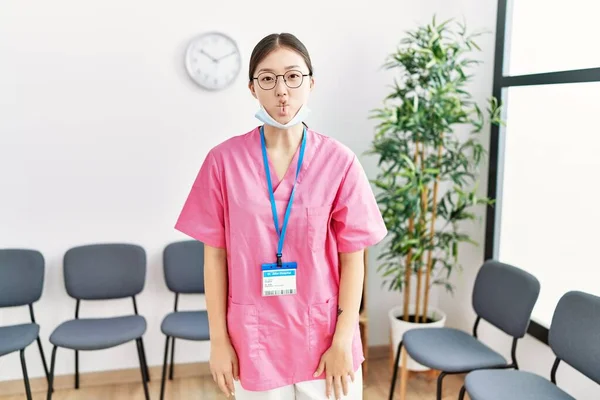 Jovem Enfermeira Asiática Sala Espera Médica Fazendo Cara Peixe Com — Fotografia de Stock