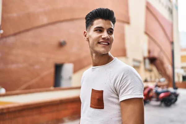 Молодой Латиноамериканец Уверенно Улыбающийся Стоя Улице — стоковое фото
