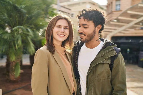 Hombre Mujer Sonriendo Confiados Abrazándose Calle —  Fotos de Stock