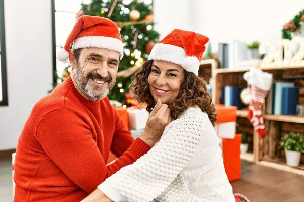Casal Hispânico Meia Idade Usando Chapéu Natal Sentado Chão Abraçando — Fotografia de Stock