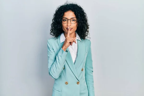 Young Latin Girl Wearing Business Clothes Glasses Asking Quiet Finger — Stockfoto