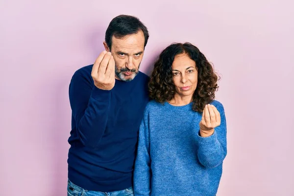 Orta Yaşlı Bir Çift Spanyol Kadın Erkek Parmakları Ile Italyan — Stok fotoğraf