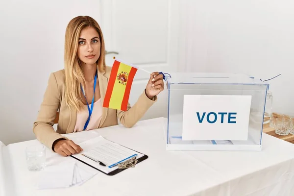 Blond Vacker Ung Kvinna Politisk Kampanj Val Innehar Spain Flagga — Stockfoto