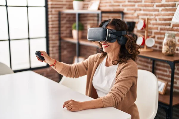 Mulher Hispânica Meia Idade Usando Óculos Realidade Virtual Casa — Fotografia de Stock
