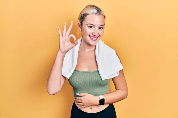 Young Blonde Girl Wearing Sportswear Towel Smiling Positive Doing Sign — Stockfoto