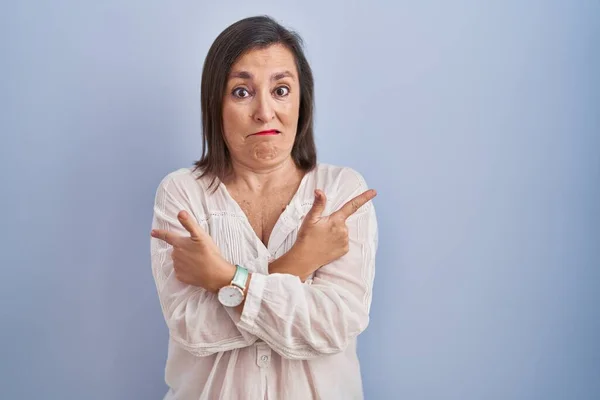Middle Age Hispanic Woman Standing Blue Background Pointing Both Sides — Stock Photo, Image