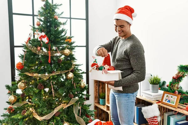 Genç Spanyol Adam Gülümsüyor Evde Kendine Güvenen Bir Noel Ağacı — Stok fotoğraf