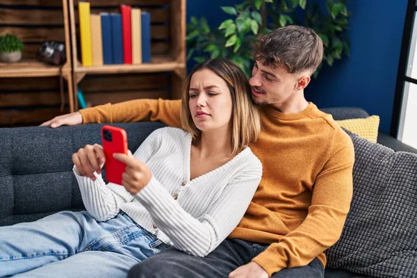 Ung Man Och Kvinna Par Med Hjälp Smartphone Sitter Soffan — Stockfoto