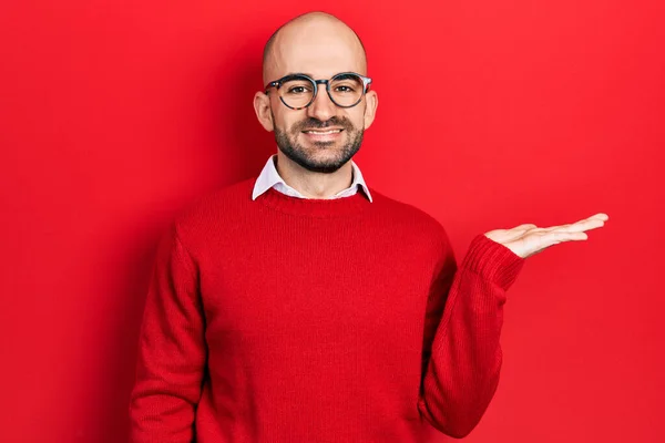 Jovem Careca Vestindo Roupas Casuais Óculos Sorrindo Alegre Apresentando Apontando — Fotografia de Stock