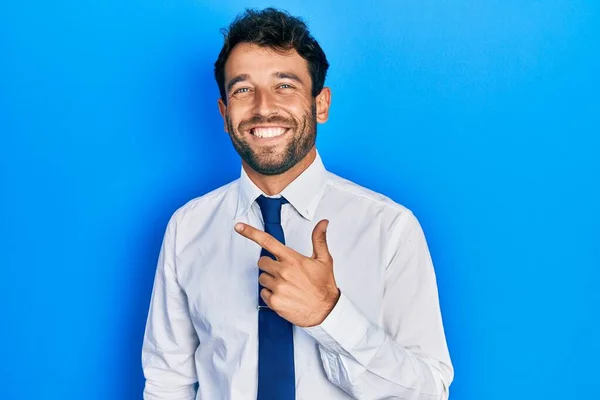 Knappe Man Met Baard Zakelijk Hemd Stropdas Glimlachend Vrolijk Wijzend — Stockfoto