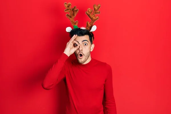 Mladý Hispánec Oblečený Roztomilých Vánočních Rohů Sobů Dělá Pořádku Gesto — Stock fotografie