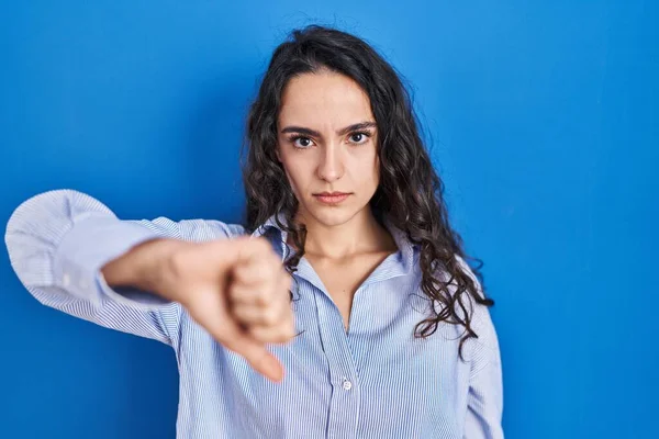 Jeune Femme Brune Debout Sur Fond Bleu Regardant Malheureux Colère — Photo