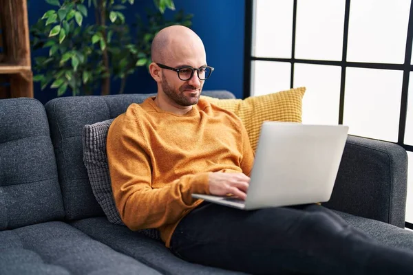 Junger Mann Sitzt Mit Laptop Auf Sofa Hause — Stockfoto