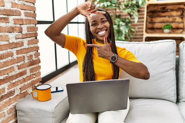 Afrikanerin Die Hause Mit Laptop Auf Dem Sofa Sitzt Und — Stockfoto