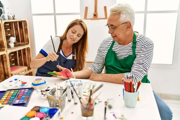 Dois Artistas Meia Idade Sorrindo Mãos Pintura Felizes Estúdio Arte — Fotografia de Stock