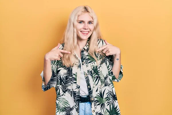 Beautiful Caucasian Woman Blond Hair Wearing Tropical Shirt Looking Confident — Stockfoto