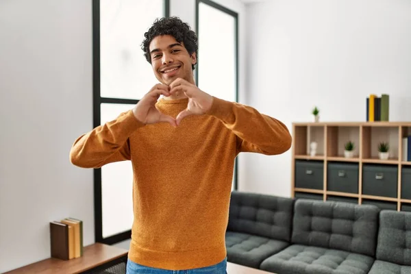 Ung Latinamerikansk Man Klädd Avslappnade Kläder Stående Hemma Leende Kärlek — Stockfoto