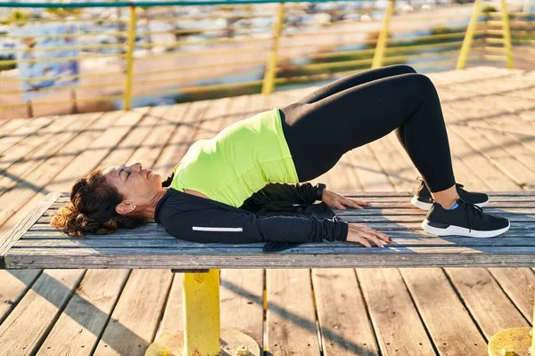 Middle Age Hispanic Woman Working Out Doing Abs Promenade — Stock fotografie