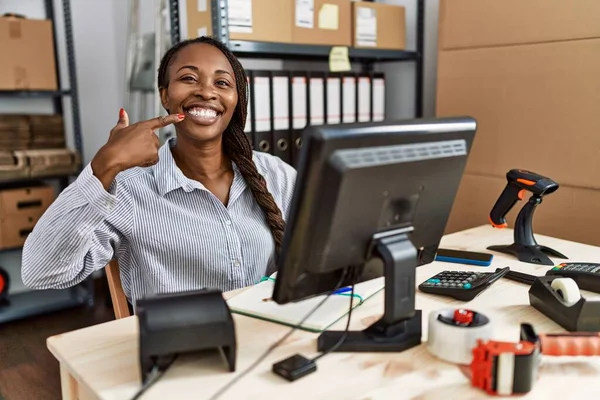 African Woman Working Small Business Ecommerce Smiling Cheerful Showing Pointing — Photo