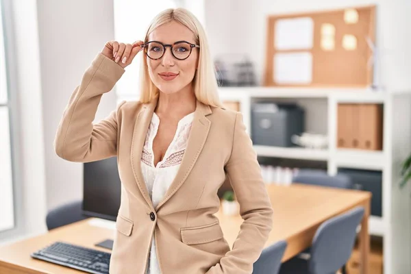 Young Blonde Woman Business Worker Smiling Confident Standing Office —  Fotos de Stock