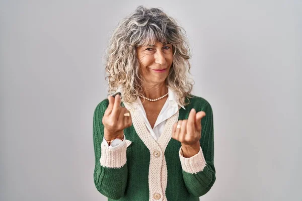 Mujer Mediana Edad Pie Sobre Fondo Blanco Haciendo Gesto Dinero — Foto de Stock