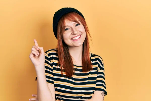 Redhead Ung Kvinna Bär Ull Mössa Ler Glad Pekar Med — Stockfoto