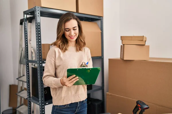 Jovem Mulher Ecommerce Empresário Escrevendo Área Transferência Escritório — Fotografia de Stock