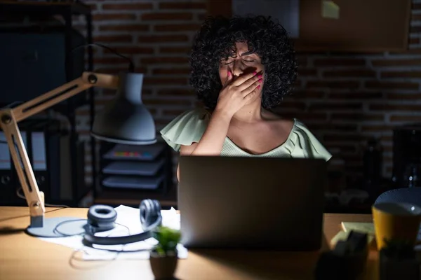 Young Brunette Woman Curly Hair Working Office Night Bored Yawning — Stockfoto