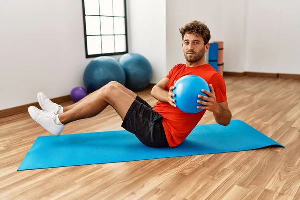 Junger Spanier Trainiert Bauchmuskeln Mit Fitnessball Sportzentrum — Stockfoto