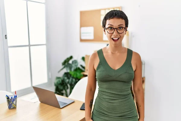 Young Hispanic Woman Short Hair Working Office Scared Amazed Open — Stok fotoğraf