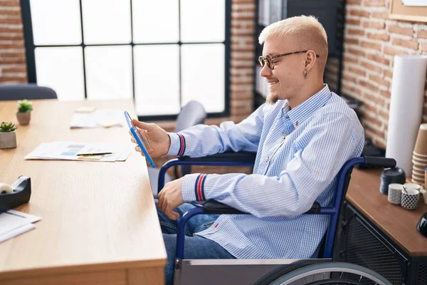 Νεαρός Καυκάσιος Επιχειρηματίας Που Χρησιμοποιεί Touchpad Κάθεται Αναπηρικό Καροτσάκι Στο — Φωτογραφία Αρχείου