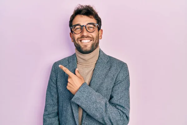Sakallı Ceketli Gözlüklü Neşeli Eli Parmağı Yanda Olan Yakışıklı Bir — Stok fotoğraf