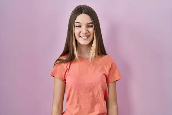 Tiener Meisje Staande Roze Achtergrond Knipogen Kijken Naar Camera Met — Stockfoto