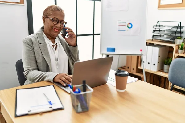 Senior African American Woman Business Worker Talking Smartphone Working Office — Stockfoto